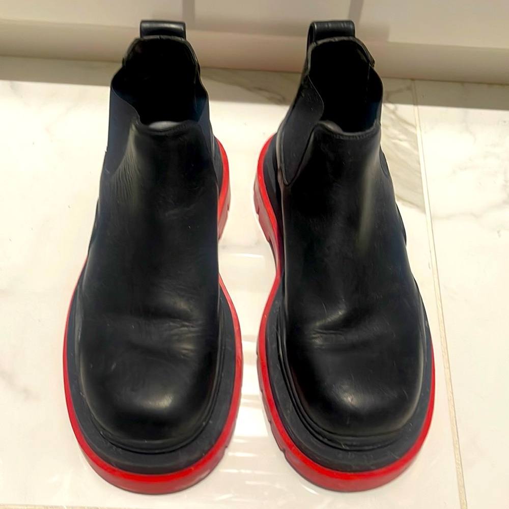 COPY - Bottega Veneta 100% authentic,black leather with red soles. “Tire chelse…